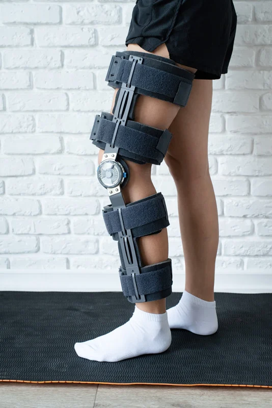 Custom knee bracing fitting at Ottawa Physiotherapy and Sport Clinics